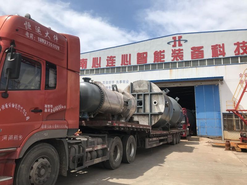 結(jié)晶器、母液槽、循環(huán)加熱器等項(xiàng)目設(shè)備生產(chǎn)完畢，裝車(chē)發(fā)貨現(xiàn)場(chǎng)